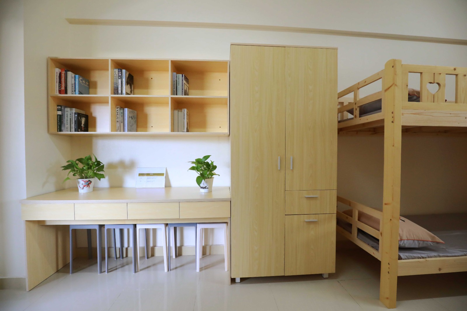 10栋宿舍参数: 拎包入住或自配家私 4-6人间 共140间